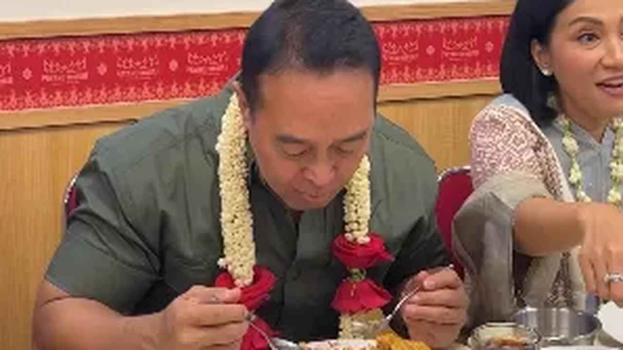 "Tapi hari ini saya mampir ke tempat makan ini di Bekasi dan akhirnya makan nasi," terangnya.