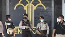 Petugas kepolisian berjaga di pintu masuk utama Lapas Kelas I Tangerang, Banten, Rabu (8/9/2021). Kebakaran Lapas Kelas I Tangerang yang terjadi pada pukul 02.00 dinihari tadi di blok C2 menyebabkan 41 orang tewas, 8 orang luka berat, dan 72 luka ringan.  (AP Photo/Tatan Syuflana)