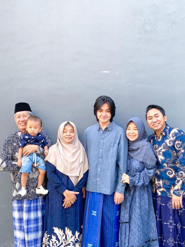 Jarang Tersorot, Ini 6 Momen Kedekatan Angga Yunanda dengan Sang Ibu