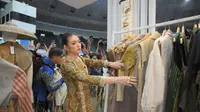 Selvi Ananda, istri Wakil Presiden Gibran Rakabuming Raka, meninjau salah satu booth di Inacraft October 2025. (dok. Liputan6.com/Dinny Mutiah)
