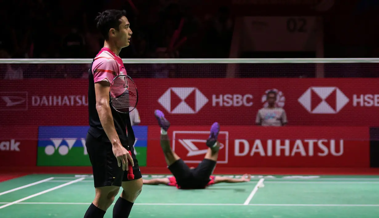 Pebulutangkis tunggal putra Indonesia, Chico Aura Dwi Wardoyo (kanan) tergeletak di atas lapangan setelah terkena backhand smash dari pebulutangkis tunggal putra Indonesia, Jonatan Chirstie pada laga final Indonesia Masters 2023 yang berlangsung di Istora Senayan, Jakarta, Minggu (29/01/2023). Chico kalah dari Jonatan Christie dengan skor 15-21 dan 13-21. (Bola.com/Bagaskara Lazuardi)