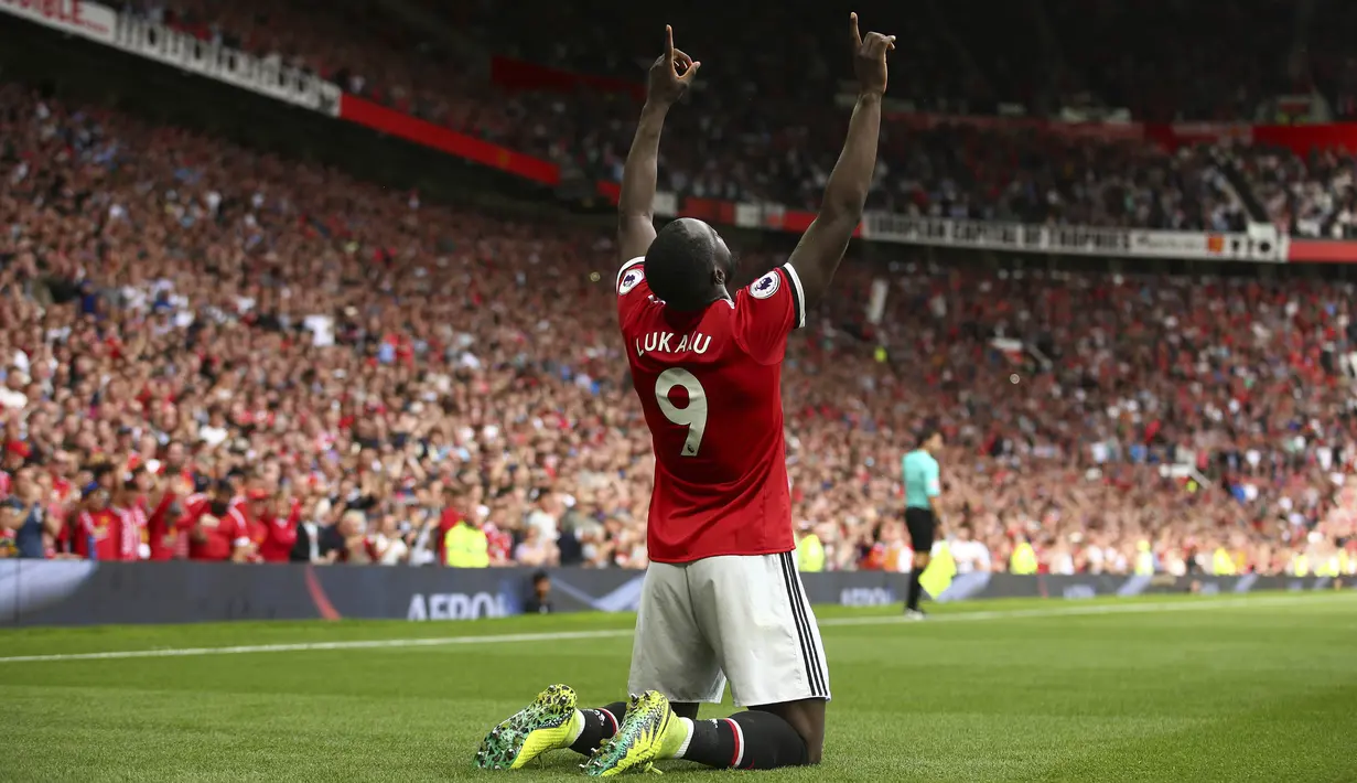 Pemain Manchester United, Romelu Lukaku merayakan gol pertamnya saat melawan West Ham pada laga perdana Premier League di Old Trafford,  Manchester (13/8/2017). MU menang 4-0. (AP/Dave Thompson)