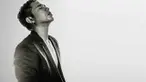 Penyanyi pria bernama Azmi coba menapaki dunia musik Tanah Air lewat single berjudul 'Pernah'.