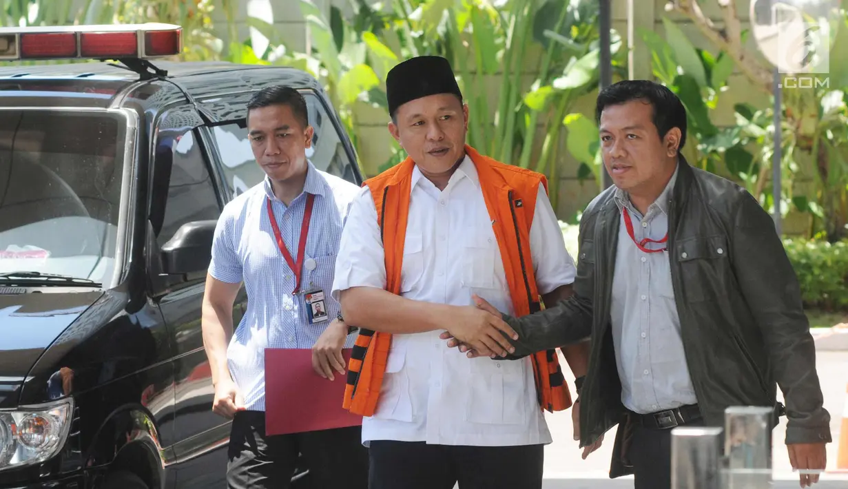 Bupati Lampung Tengah Mustafa bersalaman dengan kuasa hukumnya Tito Hananta saat tiba di gedung KPK, Jakarta, Kamis (15/3). Mustafa diperiksa terkait kasus dugaan suap pinjaman daerah pada APBD Lampung Tengah 2018. (Merdeka.com/Dwi Narwoko)