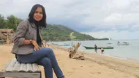 Berkunjung ke kota Larantuka Ibukota Kabupaten Flores Timur-NTT, tak lengkap rasanya jika tidak menyempatkan diri ke obyek wisata pantai yang satu ini.