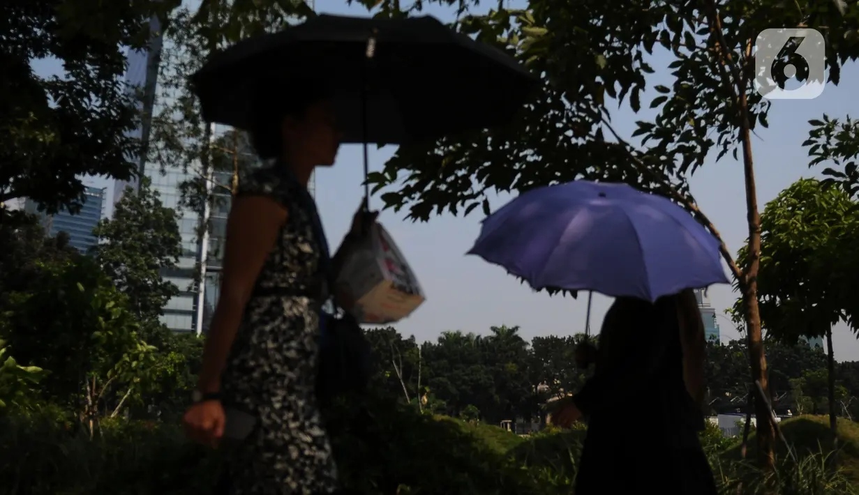Suhu di DKI Jakarta berkisar antara 24-36 derajat celcius dengan tingkat kelembaban 40 sampai 75 persen. (merdeka.com/Imam Buhori)