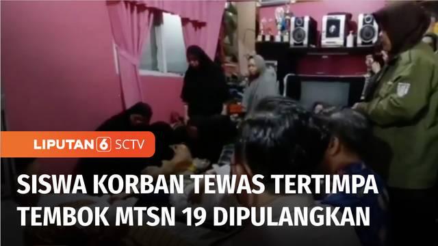 Jenazah Dendis Al Latif, siswa kelas 8 MTsN 19, Kamis (06/10) malam dipulangkan ke rumah duka di kawasan Jagakarsa, Jakarta Selatan. Dendis merupakan satu dari tiga korban meninggal dunia, karena tertimpa tembok pagar sekolah yang roboh, saat hujan d...