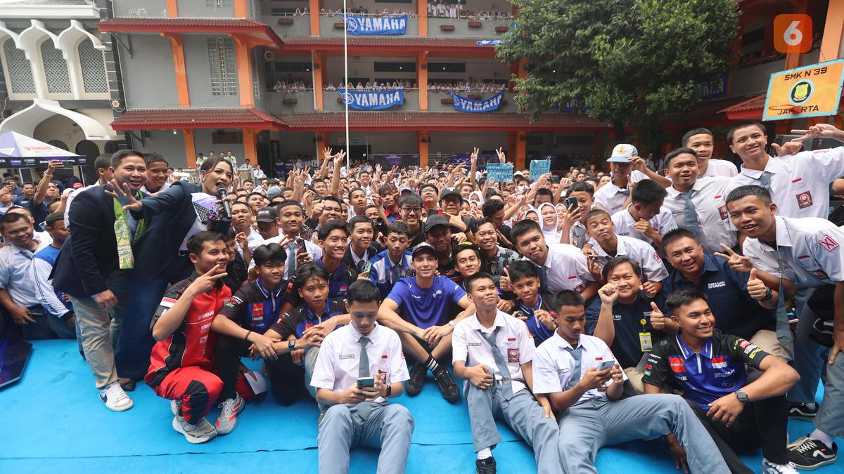 Pembalap MotoGP Toprak Razgatlioglu Sambangi Jakarta, Gelar Meet and Greet di SMKN 39