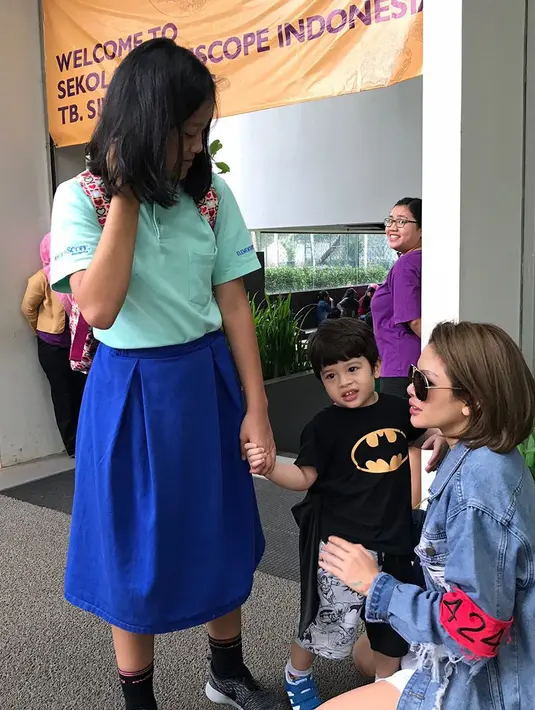 "Dia keadaan mengadu lah, keadaan ketakutan dan meminta pertolongan. Dia datang semalam. Sampai tadi pagi kita coba melakukan terapi psikologi sosialnya supaya memahami lingkungan keluarganya," Aris Merdeka Sirait. (Instagram/nikitamirzanimawardi_17)