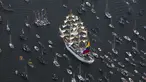 Ratusan kapal – kapal kecil hingga besa terlihat melakukan parade selama festival SAIL Amsterdam, Belanda, (19/8/2015). Acara ini merupakan festival Bahari yang diadakan setiap lima tahun di Amsterdam.  (REUTERS/Cris Toala Olivares)