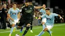 Pemain Real Madrid Karim Benzema (tengah) menendang bola saat melawan Celta Vigo pada pertandingan sepak bola La Liga Spanyol di Stadion Balaidos, Vigo, Spanyol, 20 Agustus 2022. Real Madrid menang 4-1. (AP Photo/Lalo R. Villar)