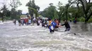 Pusat Prakiraan dan Peringatan Banjir Bangladesh memperingatkan intensitas hujan masih akan berlanjut, dan permukaan air dapat naik dalam 24 jam ke depan. (Foto oleh AFP)