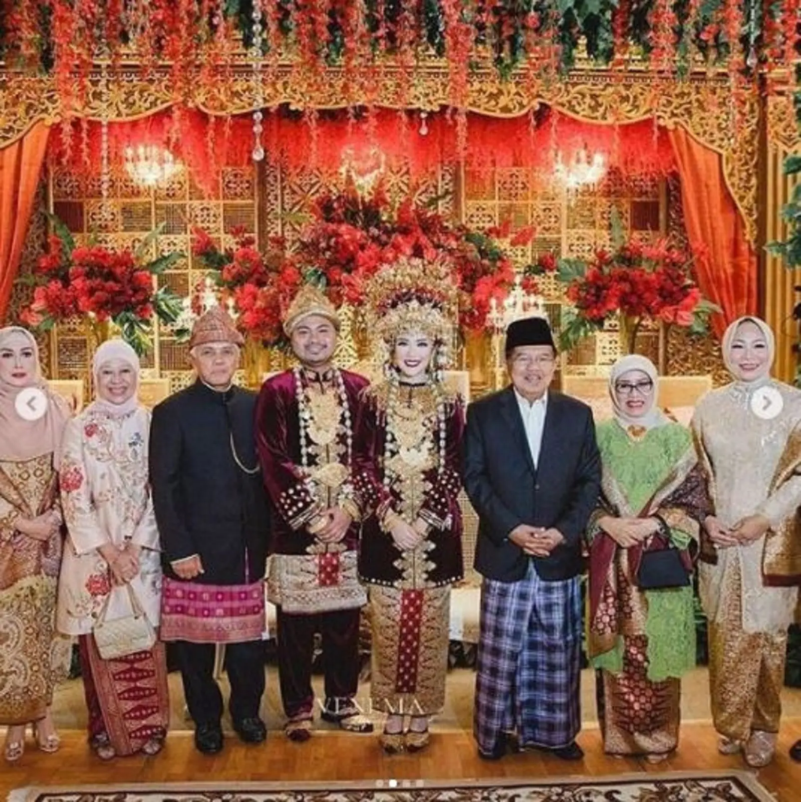 Tistha Nurma dan Afifuddin Kalla mengenakan bersama dengan keluarga (Instagram/@tityhatta)