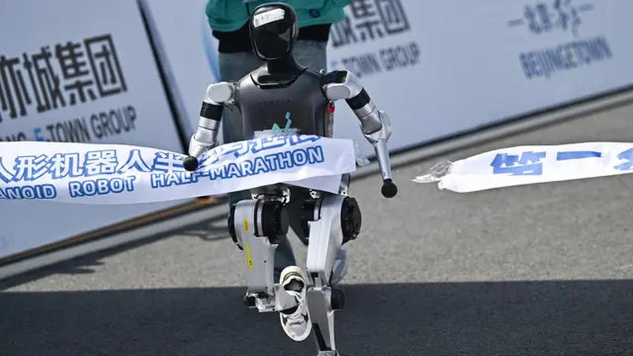 Pertama Kali di Dunia China Gelar Lomba Marathon Manusia Lawan Robot, Siapa Menang?