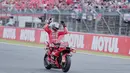 Berkat pencapaian ini, Marc Marquez total sudah merasakan sembilan gelar juara di semua kelas Kejuaraan Dunia Balap Motor atau menyamai prestasi rivalnya Valentino Rossi. (AP Photo/Hiro Komae)