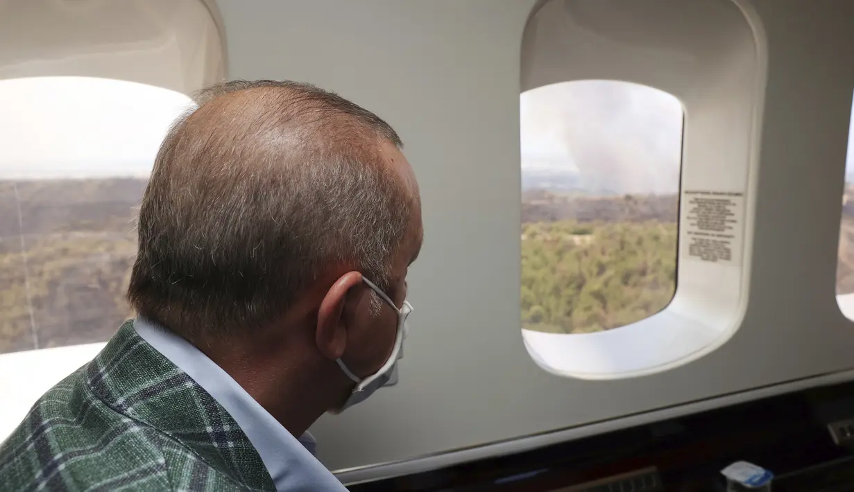 Antalya, Turki, Sabtu (31/7/2021). Korban tewas akibat kebakaran hutan di kota-kota Mediterania Turki naik menjadi enam orang setelah dua pekerja hutan tewas. (Turkish Presidency via AP, Pool)