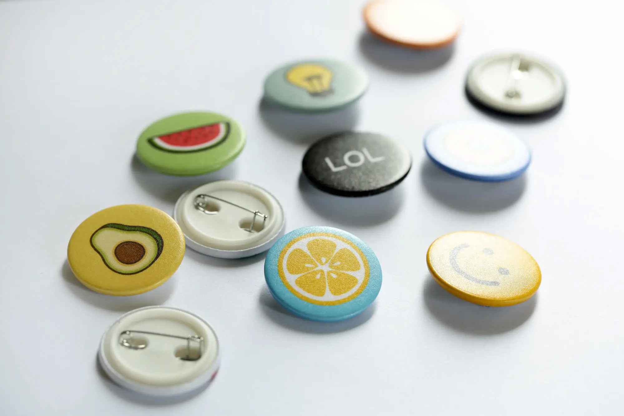 Pin dengan gambar lucu ini bikin penampilan makin menarik. (Patch & Pin: @seeni.official)