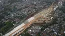 Kondisi pembangunan tol Depok - Antasari saat di foto dari udara di Jakarta, Senin (4/9). Proyek tol tersebut ditargetkan akan selesai pada akhir tahun ini. (Liputan6.com/Angga Yuniar)
