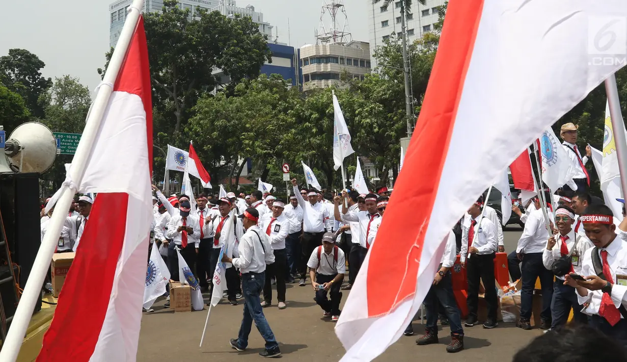 Serikat Pekerja Pertamina menggelar aksi damai di depan Istana, Jakarta, Selasa (19/2). Mereka mengklarifikasi harga avtur yang dijual PT Pertamina (Persero) sudah kompetitif sehingga bukan biang keladi mahalnya tiket pesawat. (Liputan6.com/Angga Yuniar)