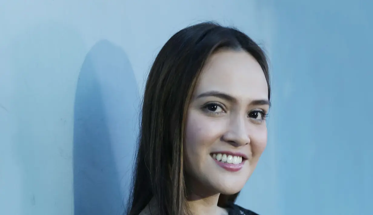 Di usia yang hampir lima tahun, Shandy teringat saat pertama kali dipertemukan dengan sang suami. Sebuah rencana disusun untuk merayakan ulang tahun pernikahannya yang ke-5. (Galih W. Satria/Bintang.com)