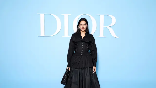 Parade Busana Hitam Putih dari Jisoo BLACKPINK hingga Natalie Portman di Show Dior untuk Paris Fashion Week