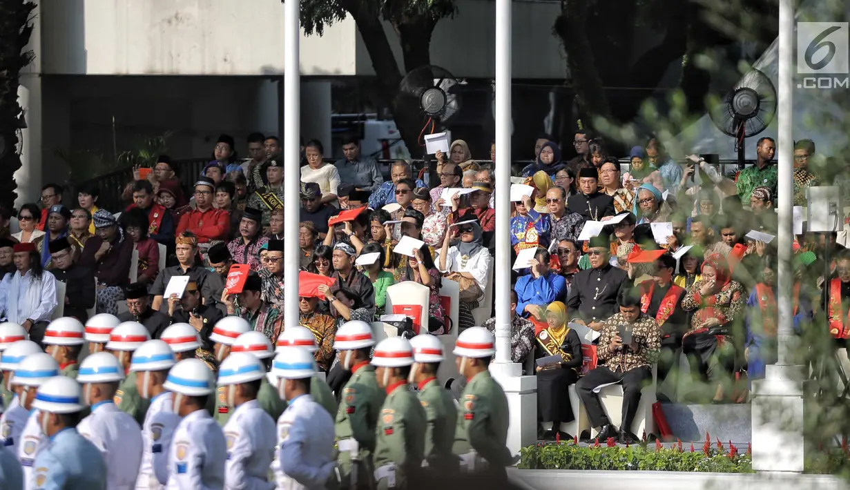 Tamu undangan mengenakan busana adat saat menghadiri upacara Hari Lahir Pancasila di Gedung Pancasila, Jakarta Pusat, Jumat (1/6). Tema Peringatan Hari lahir Pancasila ini “Kita Pancasila : Bersatu, Berbagi, Berprestasi”. (Liputan6.com/Faizal Fanani)