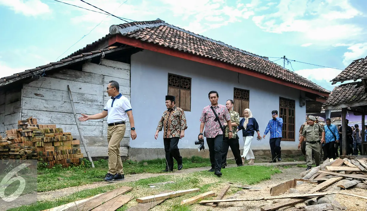 Ketua MPR RI Zulkifli Hasan bersama keluarga berjalan menuju makam orangtuanya di Desa Pisang, Kecamatan Penengahan, Kabupaten Lampung Selatan, Kamis (17/3). Zulkifli juga menyempatkan diri mampir ke sekolah masa kecilnya. (Liputan6.com/Yoppy Renato)