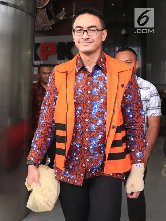 Senyum Gubernur Jambi nonaktif Zumi Zola usai menjalani pemeriksaan di Gedung KPK, Jakarta, Rabu (11/7). Zumi Zola menjalani pemeriksaan sebagai saksi untuk tersangka mantan Plt Kadis PUPR Jambi Arfan. (Liputan6.com/Herman Zakharia)