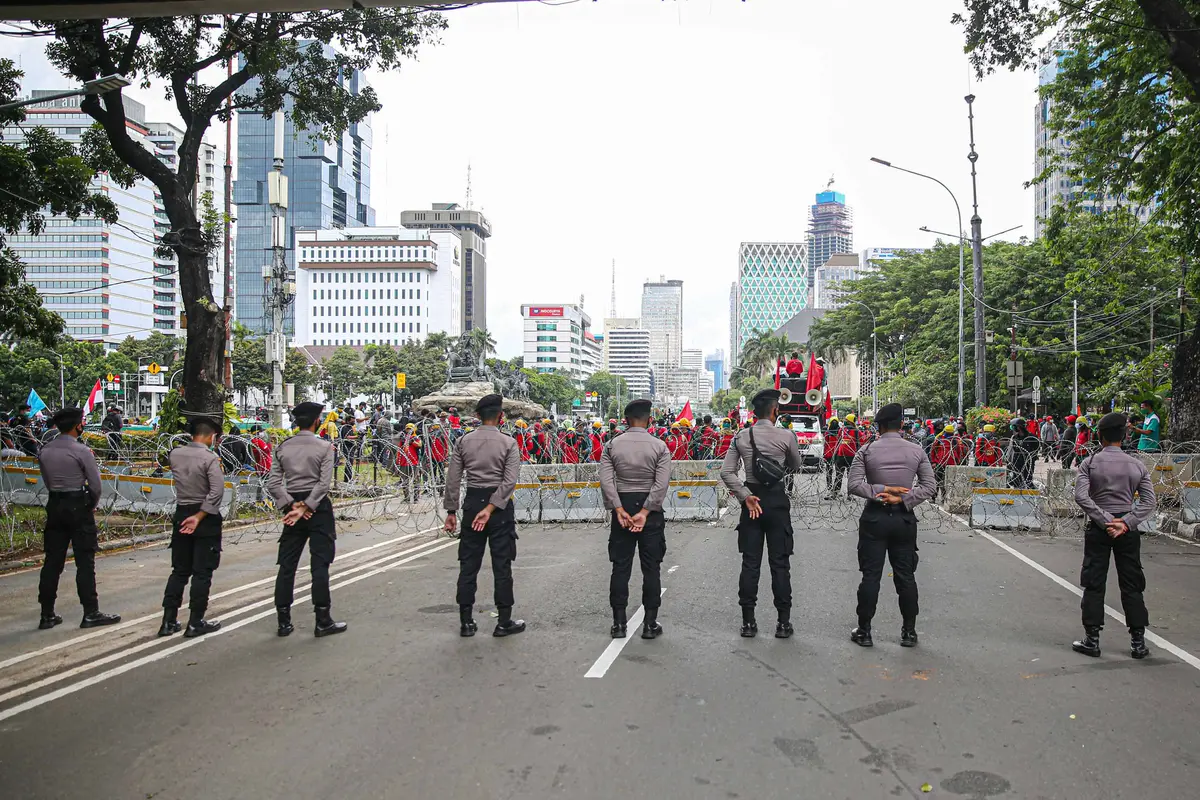 FOTO: Setahun Jokowi - Ma'ruf, Buruh Demo Minta Cabut UU Cipta Kerja