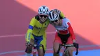 Pembalap sepeda putri Thailand, Jutatip Maneephan memberikan pelukan hangat untuk pembalap Indonesia, Ayustina Delia yang meraih medali perunggu dalam cabang olahraga sepeda nomor scratch SEA Games 2025. (Bola.com/Bagaskara Lazuardi)