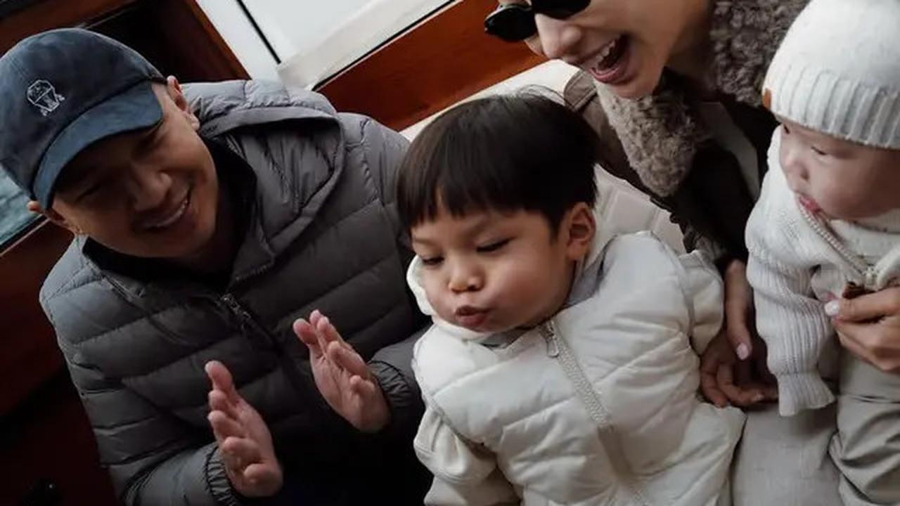 6 Gaya Old Money Nikita Willy Rayakan Ulang Tahun Putranya Issa ke-3 Naik Perahu di Danau Italia