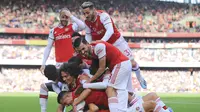 Bek Arsenal David Luiz bersama rekan setimnya merayakan gol ke gawang Bournemouth dalam lanjutan Liga Inggris di Emirates Stadium, Minggu (6/10/2019).(AP Photo/Leila Coker)