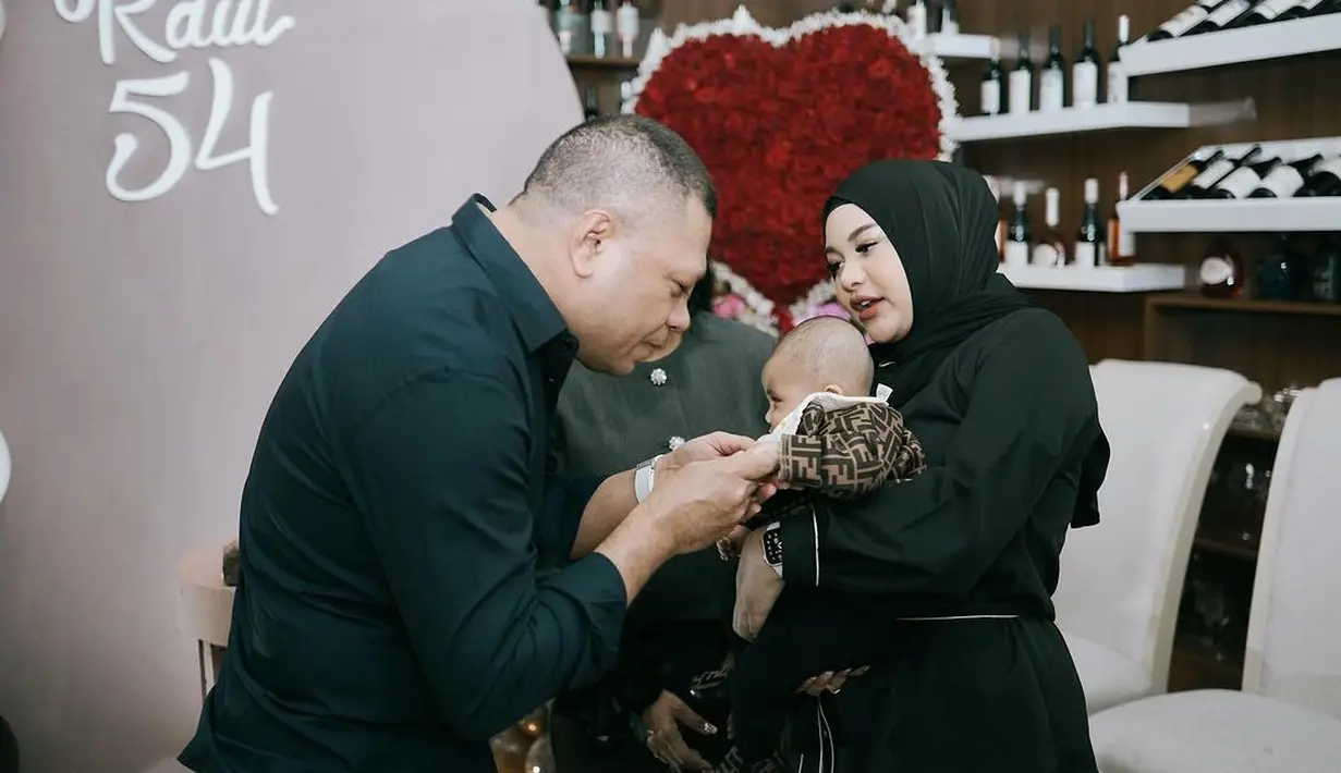 Atta dan Aurel sendiri juga kompak mengenakan busana serba hitam. Atta tampil dengan kemeja bercorak batik menggendong anak perempuannya yang gemas dengan turtleneck putih, dilapisi dengan jumpsuit hitam. [Foto: Instagram/attahalilintar]