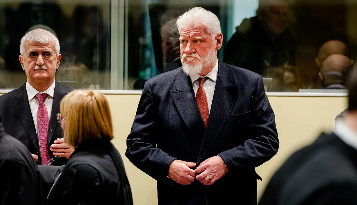 Komandan perang pasukan Kroasia Bosnia, Jenderal Slobodan Praljak bersiap mengikuti persidangan di Den Haag, Rabu (29/11). Praljak sebelumnya mengajukan banding atas hukuman 20 tahun penjara yang diterimanya. (Robin van Lonkhuijsen,Pool Photo via AP)