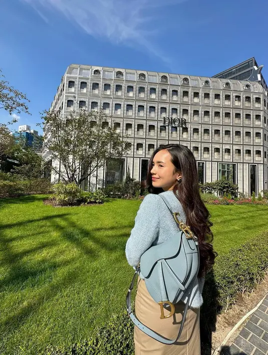 Berpose di butik Dior, Beby memamerkan saddle bag Dior warna biru yang ikonis.   [@bebytsabina]