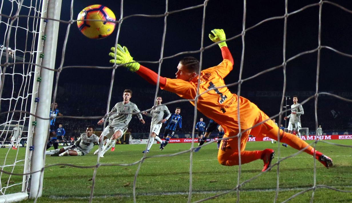 Kiper Juventus, Wojciech Szczesny, gagal menahan tendangan striker Atalanta, Duvan Zapata pada perempat final Copa Italia di Stadion Atleti Azzurri d'Italia, Bergamo, Rabu (30/1). Atalanta menang 3-0 atas Juventus. (AP/Paolo Magni)