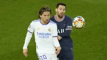 Gelandang Real Madrid Luka Modric berebut bola dengan penyerang Paris Saint Germain (PSG) Lionel Messi pada leg pertama babak 16 besar Liga Champions di Stadion Parc des Princes, Rabu dini hari WIB (16/2/2022). PSG susah payah kalahkan Real Madrid 1-0. (AP Photo/Francois Mori)