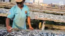 Pekerja menyelesaikan pengolahan ikan asin di kawasan Muara Angke, Jakarta, Kamis (4/7/2019). Jika pada musim hujan perajin ikan asin memproduksi 700 kilogram dalam tiga hari, saat kemarau ini mereka mampu memproduksi satu ton per hari. (Liputan6.com/Faizal Fanani)