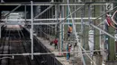 Pekerja menyelesaikan pembangunan stasiun kereta Bandara Soekarno-Hatta di Stasiun Sudirman Baru, Jakarta, Jumat (19/5). BPTJ menyarankan dilakukan pertemuan para pemangku kepentingan dalam merencanakan integrasi antarmoda. (Liputan6.com/Faizal Fanani)