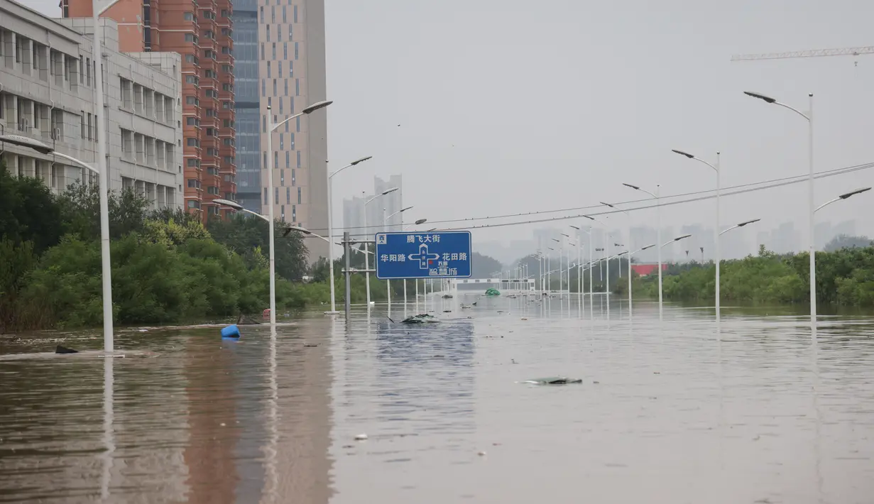Foto-foto udara dramatis yang diambil oleh AFP di kota Zhuozhou, Hebei, menunjukkan jalan-jalan perbelanjaan berubah menjadi sungai-sungai air berwarna coklat. (Jade Gao / AFP)