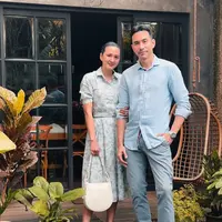 Donna Agnesia dan Darius Sinatria kompak mengenakan baju bernuansa baby blue. Donna mengenakan long dress baby blue bermotif model kerah dipadukan heels putih serasi dengan handbagnya. [@dagnesia]