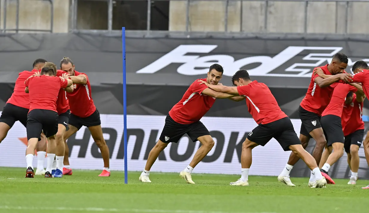 Para pemain Sevilla melakukan pemanasan saat sesi latihan di Cologne, Jerman, Kamis (20/8/2020). Sevilla akan menghadapi Inter Milan di final Liga Europa. (AP Photo/Martin Meissner)