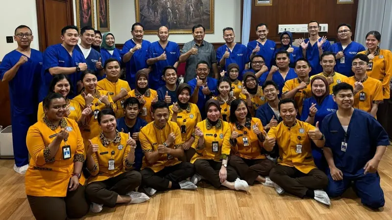 Presiden terpilih periode 2024-2029, Prabowo Subianto bersama para tenaga medis di Rumah Sakit Pusat Pertahanan Negara (RSPPN) Panglima Besar Soedirman.