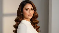 8 Model Rambut Wanita Panjang Curly, Bikin Tampilan Lebih Fresh dan Elegan Sehari-hari