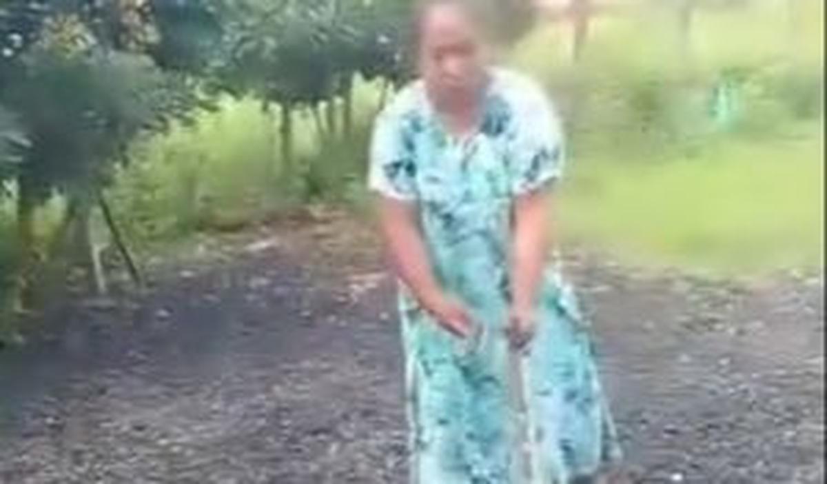 Ia diduga sangat kesal karena ular tersebut telah memangsa ayam peliharaannya.