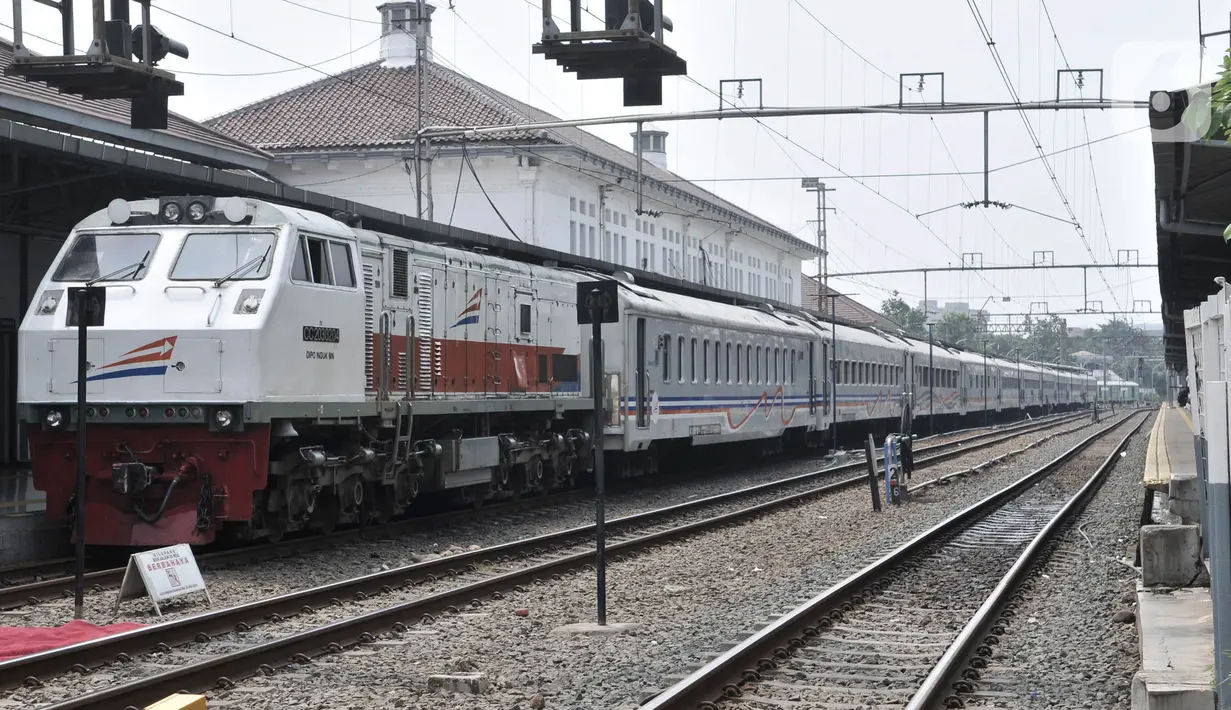 Kereta api jarak jauh saat menunggu keberangkatan di Stasiun Pasar Senen, Jakarta, Minggu (29/3/2020). PT KAI (Persero) Daop 1 Jakarta membatalkan 28 perjalanan Kereta Api keberangkatan jarak jauh mulai 1 April - 1 Mei 2020 dalam upaya memutus penyebaran virus corona. (merdeka.com/Iqbal S Nugroho)