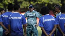 Pelatih Persib Bandung, Robert Alberts, memberikan arahan kepada pemainnya saat latihan di Stadion PTIK, Jakarta, Selasa (22/10). Hadapi Bhayangkara, Persib jajal lapangan PTIK. (Bola.com/Yoppy Renato)