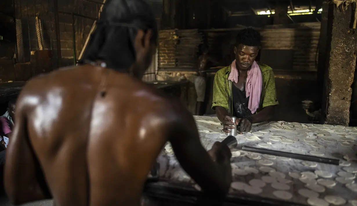 Pekerja membuat tortilla tepung di toko roti Bongu di lingkungan Bel Air di Port-au-Prince, Haiti, Senin (27/9/2021).  (AP Photo/Rodrigo Abd)