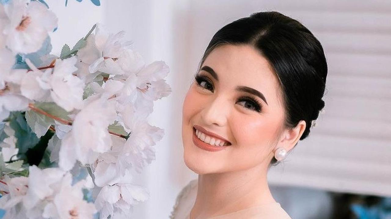 Nyimas menggelar acara lamaran pada Oktober 2023. Ia memakai kebaya warna krem. Penampilannya begitu cantik.