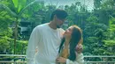 Menyempatkan liburan bersama suami di awal tahun 2023. Dalam media sosial Instagramnya, Sinta pun banyak mengunggah potret keseruannya saat berada di Negeri Singa tersebut. Selain itu sosok wanita yang viral karena lip sync lagu Keong Racun ini penampilannya semakin  menawan. (Liputan6.com/IG/@sisisinta)